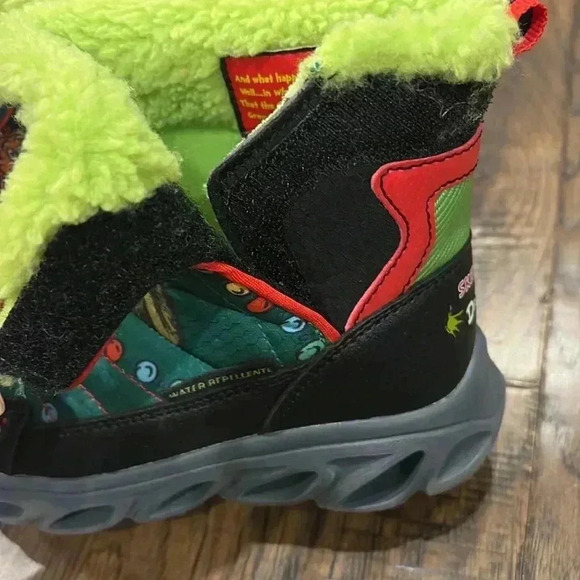 Sketchers Dr.Seuss The Grinch light up snow boots - Picture 5 of 6